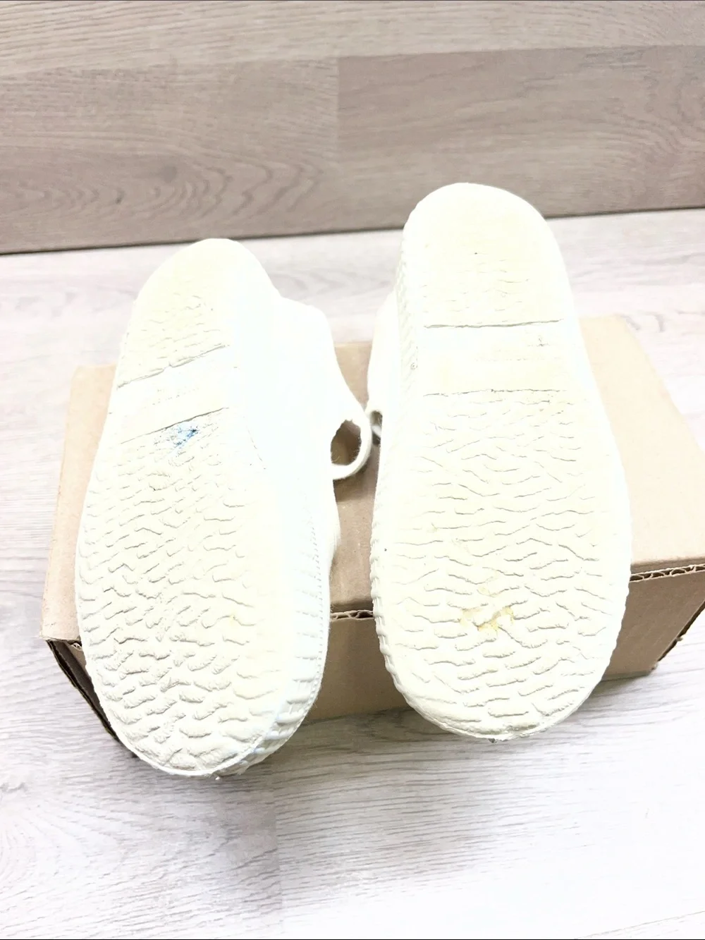Cienta Cream Canvas T-Strap Sandals for Kids #656